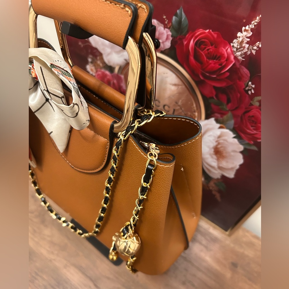 Elegant Tan Handbag with Chain Strap - Picture 7 of 9